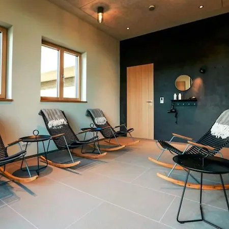 Lakeside Retreat In - Private Jacuzzi & Garden Oasis