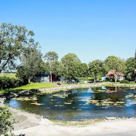 Lakeside Retreat In - Private Jacuzzi & Garden Oasis *